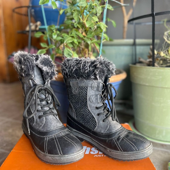 North side women’s winter faux fur lined boots size 8. Comes with box. VGUC - Picture 3 of 12